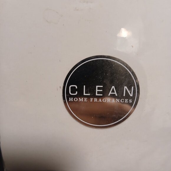 Clean Fresh Laundry Scented Candle 7.5oz/212g New With Box - Picture 3 of 4